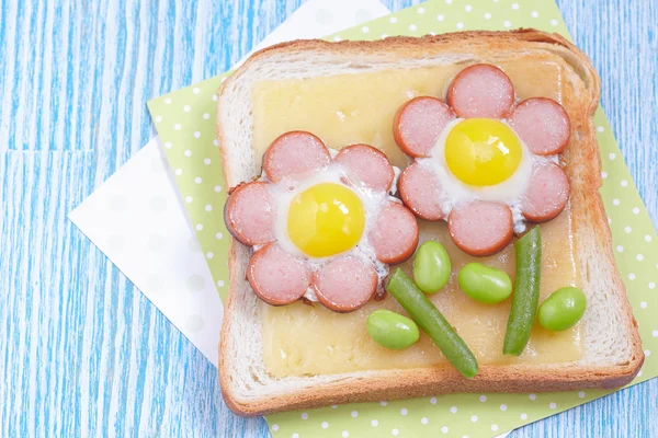 Peynir, sosis, bıldırcın yumurtası ve edamame komik tost — Stok fotoğraf