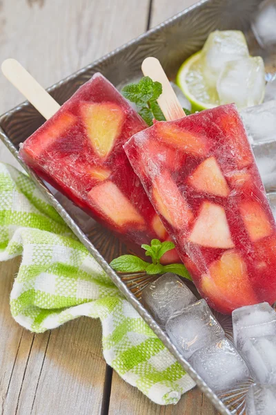 Sangria popsicles with fruits — Stock Photo, Image