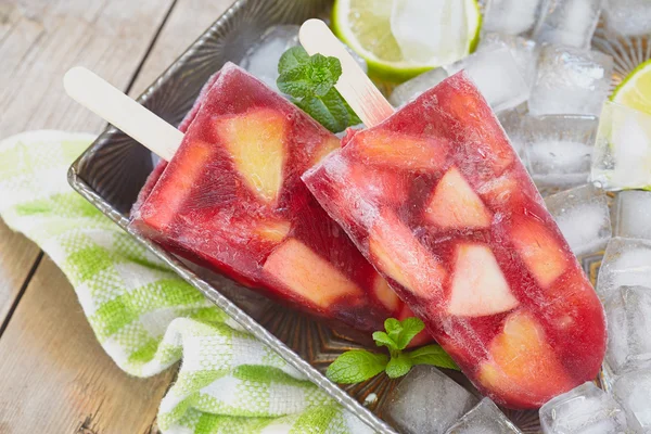 Sangria popsicles gyümölcsökkel — Stock Fotó