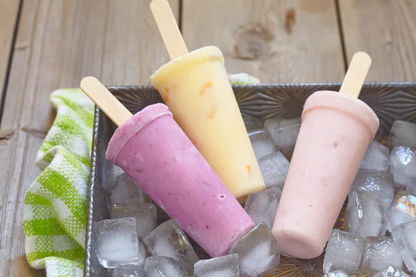 Fruit yogurt popsicles — Stock Photo, Image
