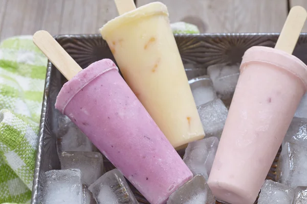 Meyve yoğurt popsicles — Stok fotoğraf