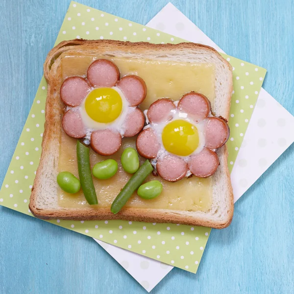 Lustiger Toast mit Käse, Wurst, Wachteleiern und edamame — Stockfoto