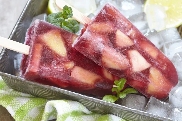 Sangria popsicles gyümölcsökkel — Stock Fotó