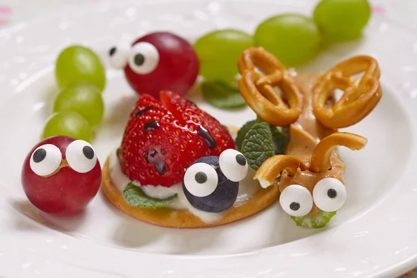 Смешные жуки из винограда и ягод — стоковое фото