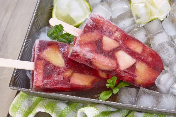 Sangria ijslollys met vruchten — Stockfoto