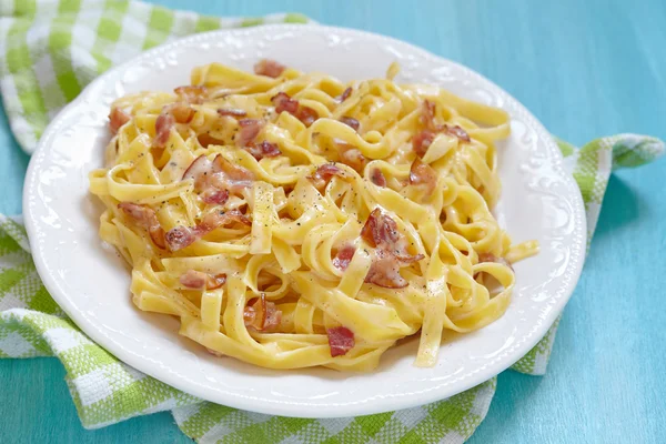 Pasta Carbonara con tocino y queso — Foto de Stock