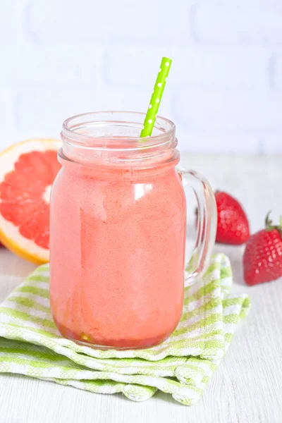 Grapefruit strawberry smoothie — Stock Photo, Image