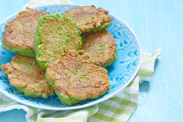 Friss zöldborsó fritters gyógynövényekkel — Stock Fotó