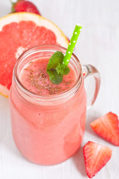 Grapefruit strawberry smoothie — Stock Photo, Image
