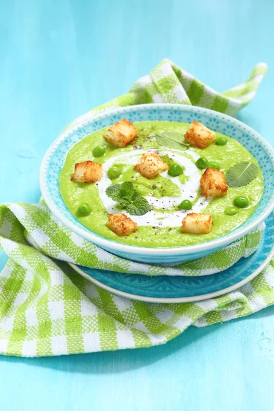 Sopa de ervilha com hortelã e pão frito — Fotografia de Stock