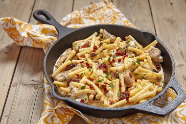 Penne makarna tavuk ve krema sos ile