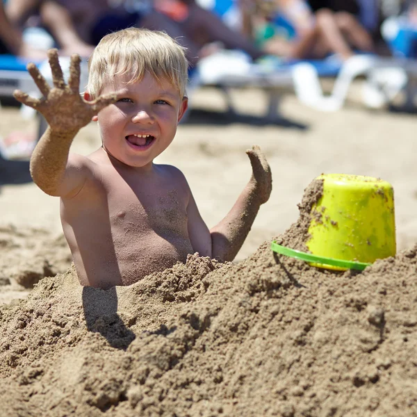 Bambino felice che gioca su una spiaggia — Foto Stock