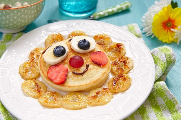 Pfannkuchen mit Früchten für Kinder — Stockfoto