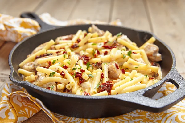 Penne makarna tavuk ve krema sos ile — Stok fotoğraf