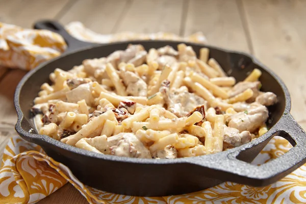 Penne pasta met kip en roomsaus — Stockfoto