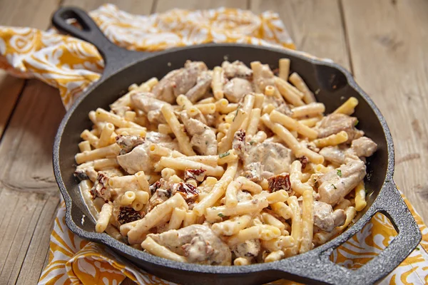 Penne pasta met kip en roomsaus — Stockfoto