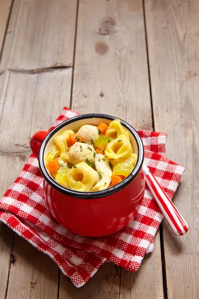 따뜻한 닭고기 미트볼 tortellini 수프 — 스톡 사진