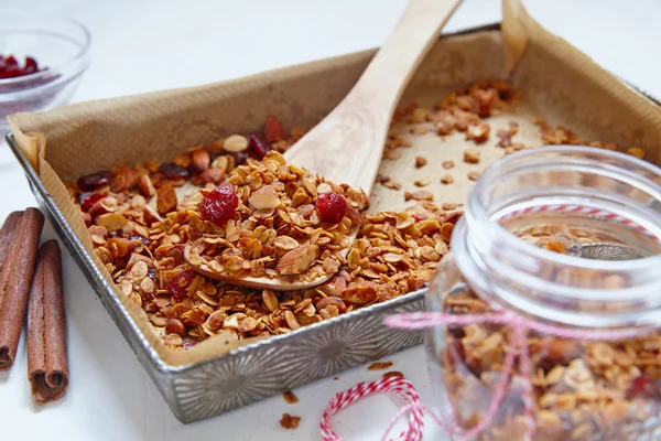 Házi granola, müzli, a tepsi. — Stock Fotó