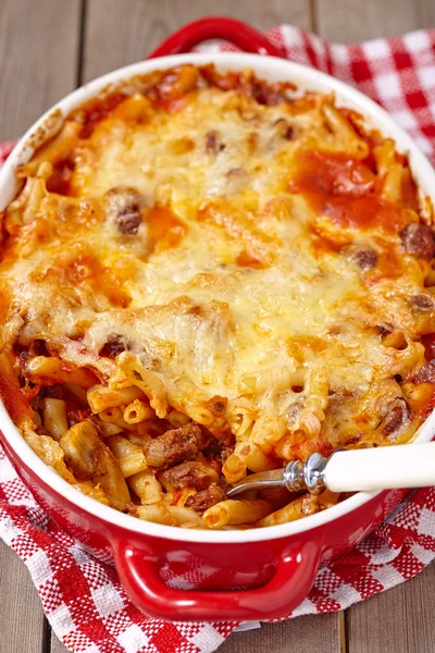 Macaroni met rundergehakt braadpan — Stockfoto