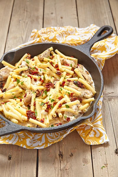 Pasta Penne con salsa de pollo y crema — Foto de Stock