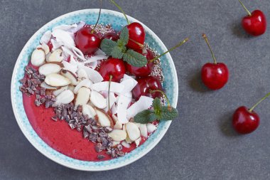 Kiraz, Hindistan cevizi, badem ve chia tohum ile güler yüzlü kase