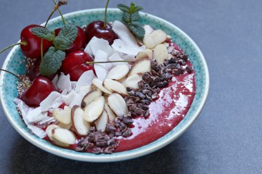 Kiraz, Hindistan cevizi, badem ve chia tohum ile güler yüzlü kase
