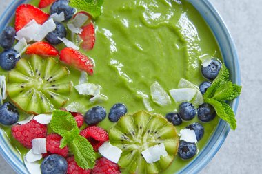 Kahvaltı yeşil smoothie kase meyve ve çilek ile