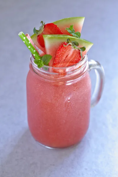 Vattenmelon och strawberry smoothie i en burk — Stockfoto