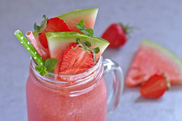 在一个罐子里的西瓜和草莓冰沙 — 图库照片