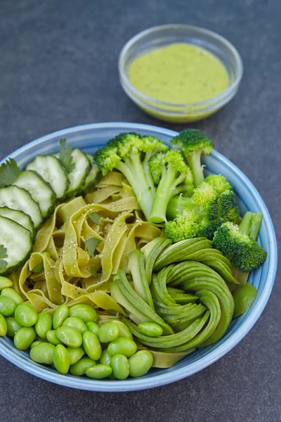 Uborka, brokkoli, avokádó és edamame vegetáriánus tészta — Stock Fotó