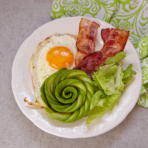 Spiegelei, Speck und Avocadorose zum Frühstück — Stockfoto