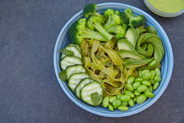 Massa vegetariana com pepino, brócolis, abacate e edamame — Fotografia de Stock
