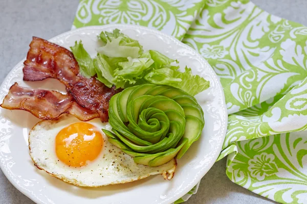 Sült tojás, szalonna és avokádó Rose reggelire — Stock Fotó