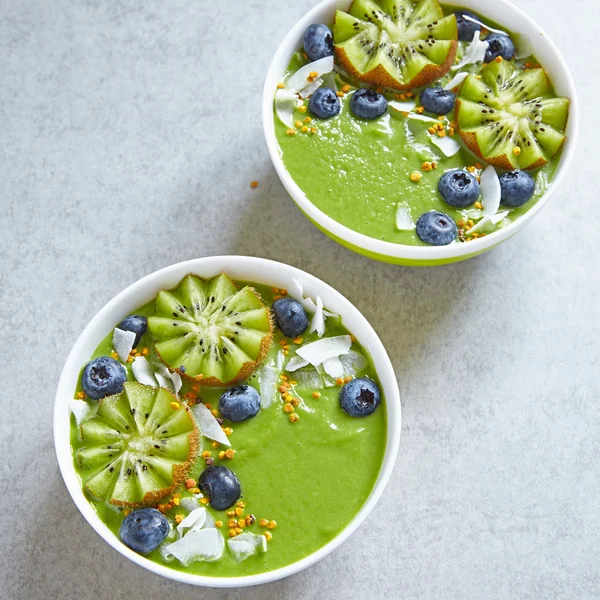 Сніданок зелена миска смузі, наповнена фруктами та ягодами — стокове фото