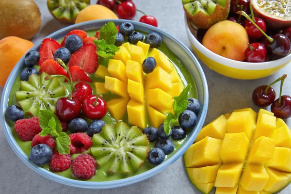 Desayuno tazón de batido verde con frutas y bayas — Foto de Stock