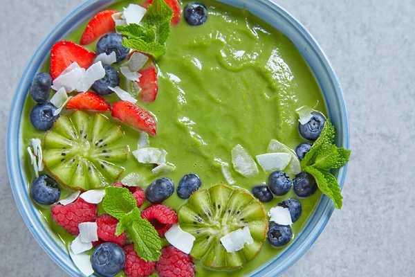 Сніданок зелена миска з фруктами та ягодами — стокове фото