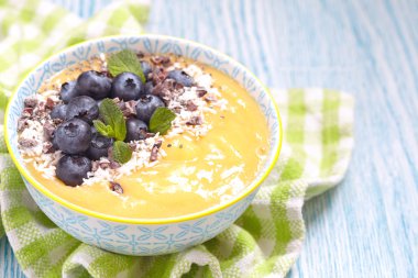 Mango Orange Banana Smoothie bir kase