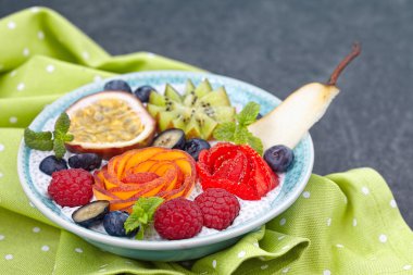 Chia tohum pudingi çilek ile