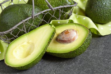 Siyah arkaplanda avokado