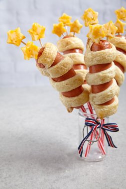 Bağımsızlık günü için dekore edilmiş sosis