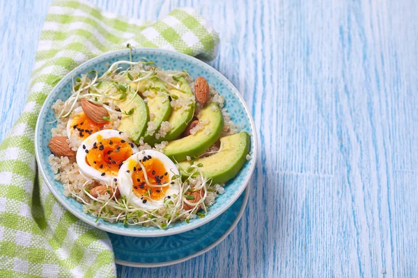 Quinoa skål för hälsosam frukost — Stockfoto