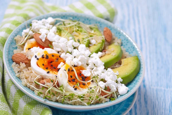 Quinoa skål för hälsosam frukost — Stockfoto