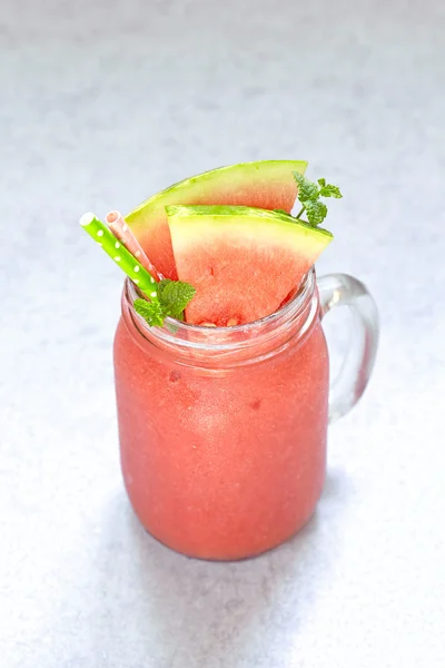 Batido de sandía y fresa en un frasco —  Fotos de Stock