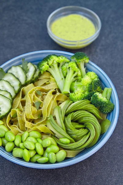 Uborka, brokkoli, avokádó és edamame vegetáriánus tészta — Stock Fotó