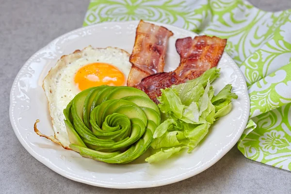 Huevo frito, tocino y aguacate rosa para el desayuno —  Fotos de Stock