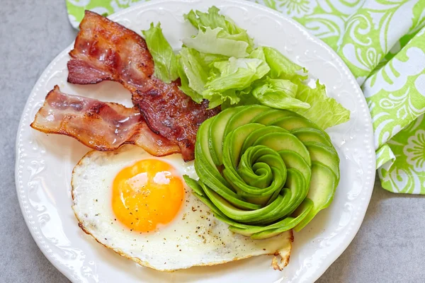 Huevo frito, tocino y aguacate rosa para el desayuno —  Fotos de Stock