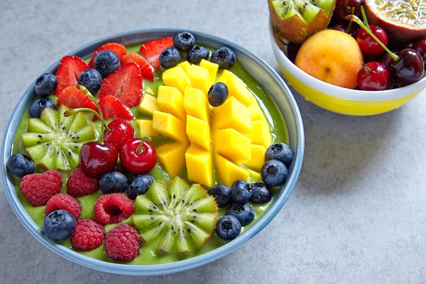 Desayuno tazón de batido verde con frutas y bayas — Foto de Stock