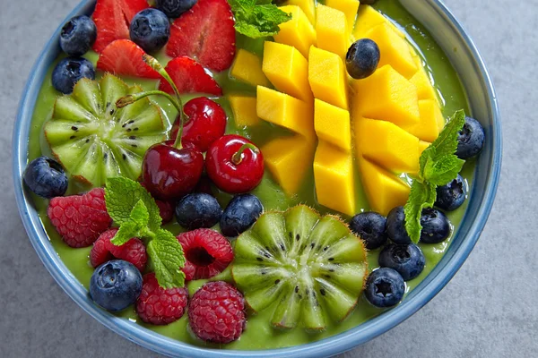 Breakfast green smoothie bowl with fruits and berries — Stock Photo, Image