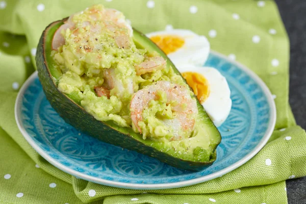 Gefüllte Avocado mit Knoblauchgarnelen — Stockfoto