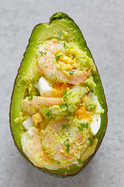 Gevulde avocado met knoflook garnalen — Stockfoto